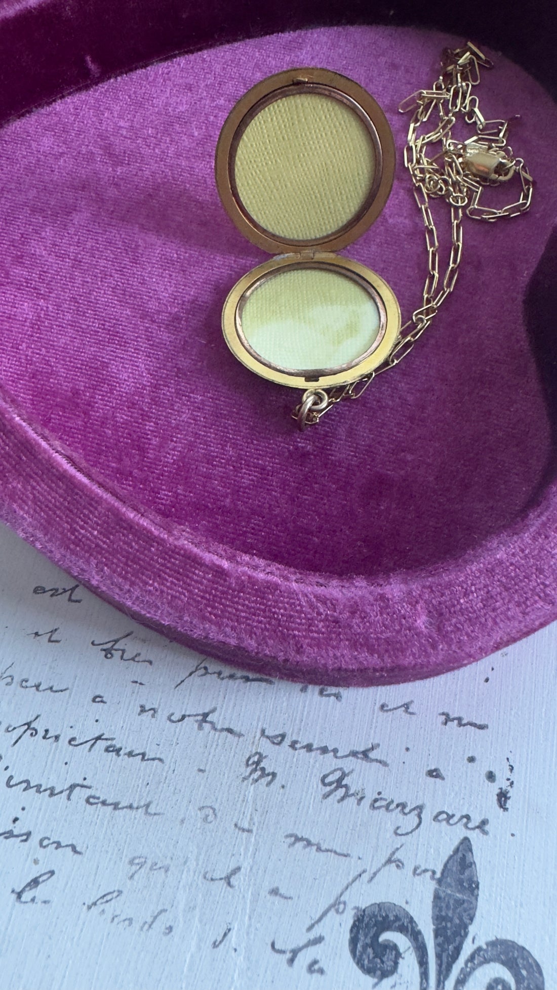 Keepsake photo locket