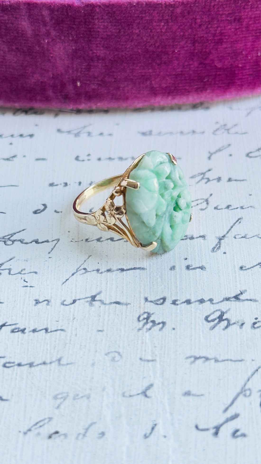 Carved green jadeite and gold filigree ring with floral details