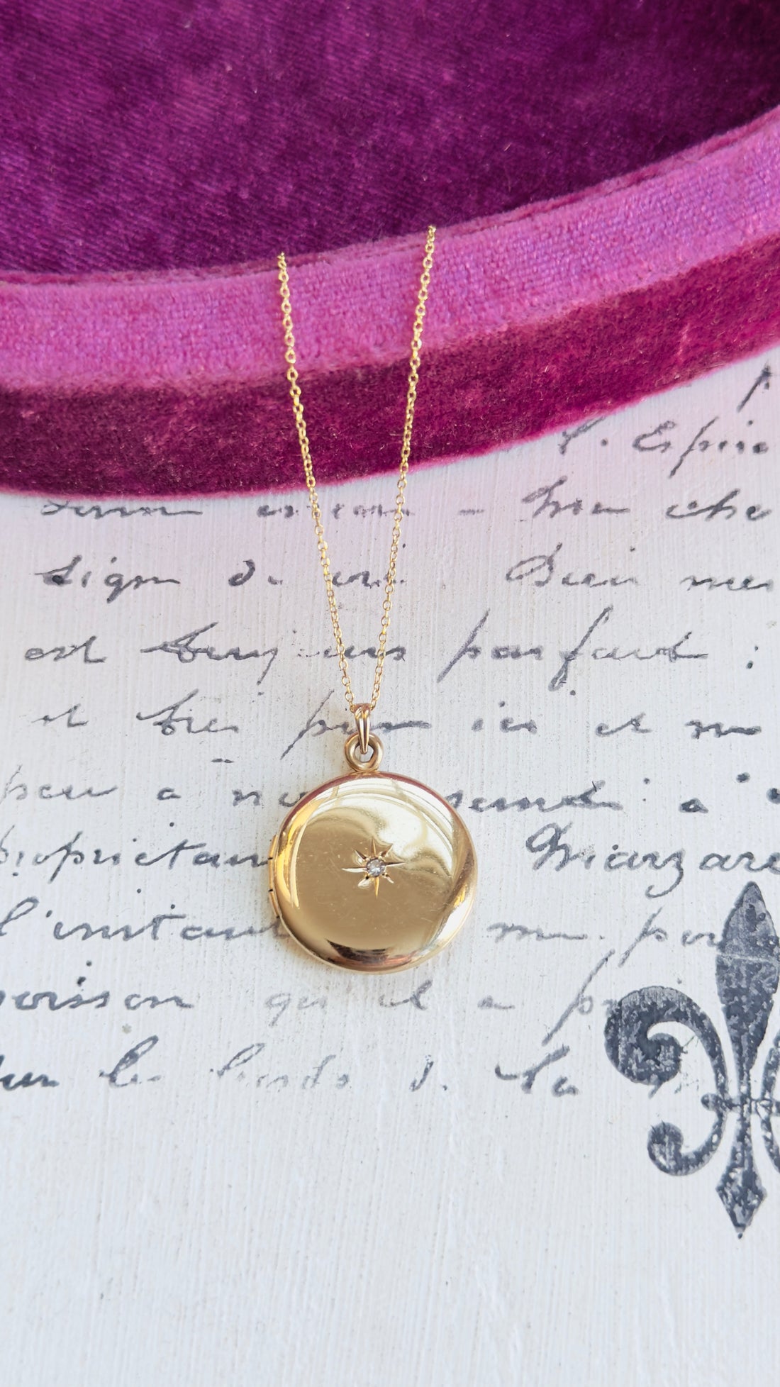 Classic 14k gold photo locket with starburst front