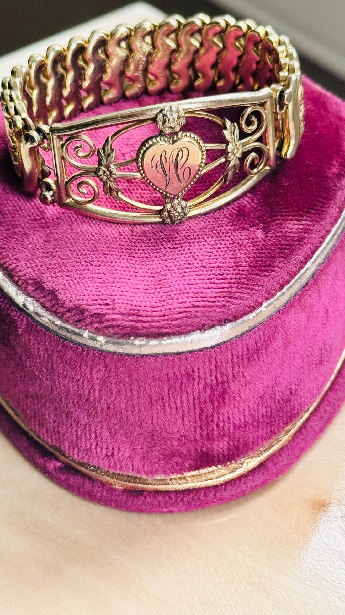 Close-up of woven expansion band on antique gold filled sweetheart bracelet