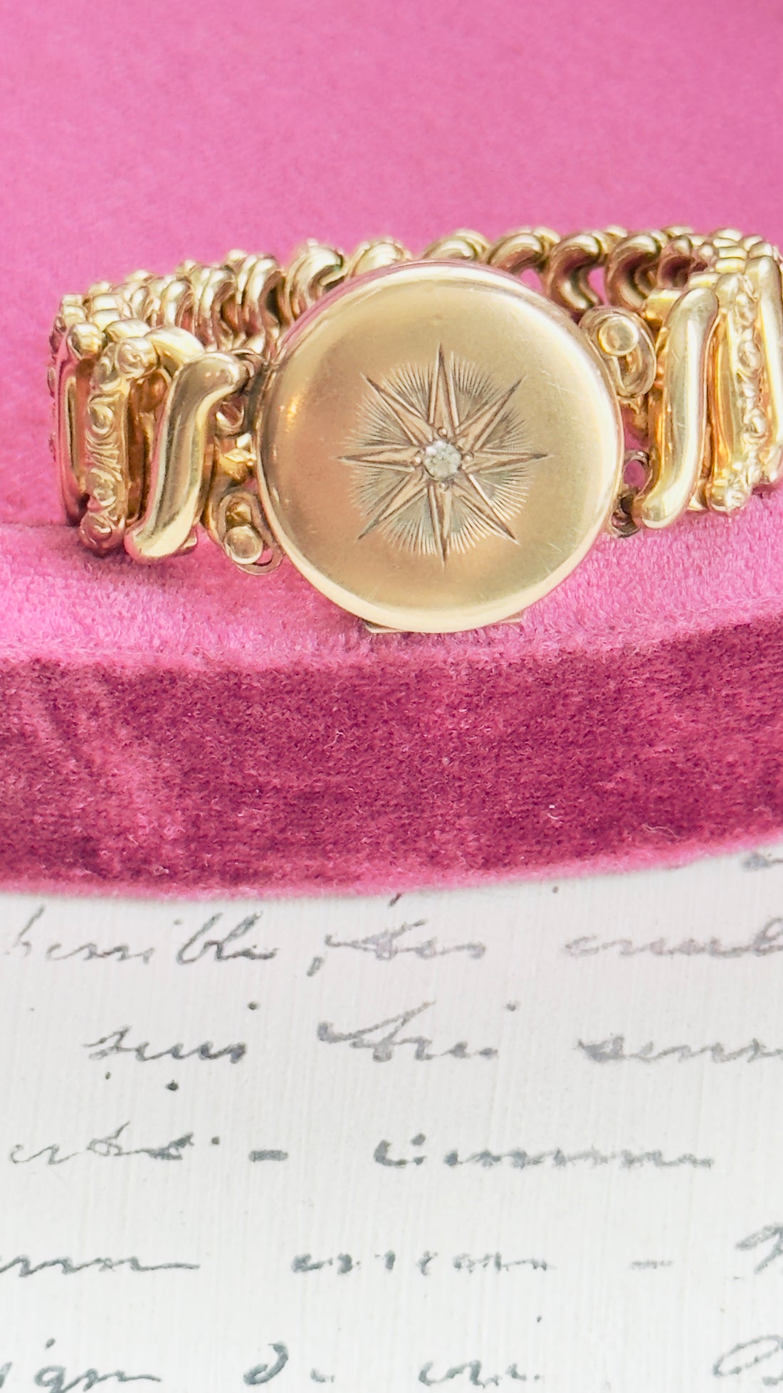 closeup image of starburst loket