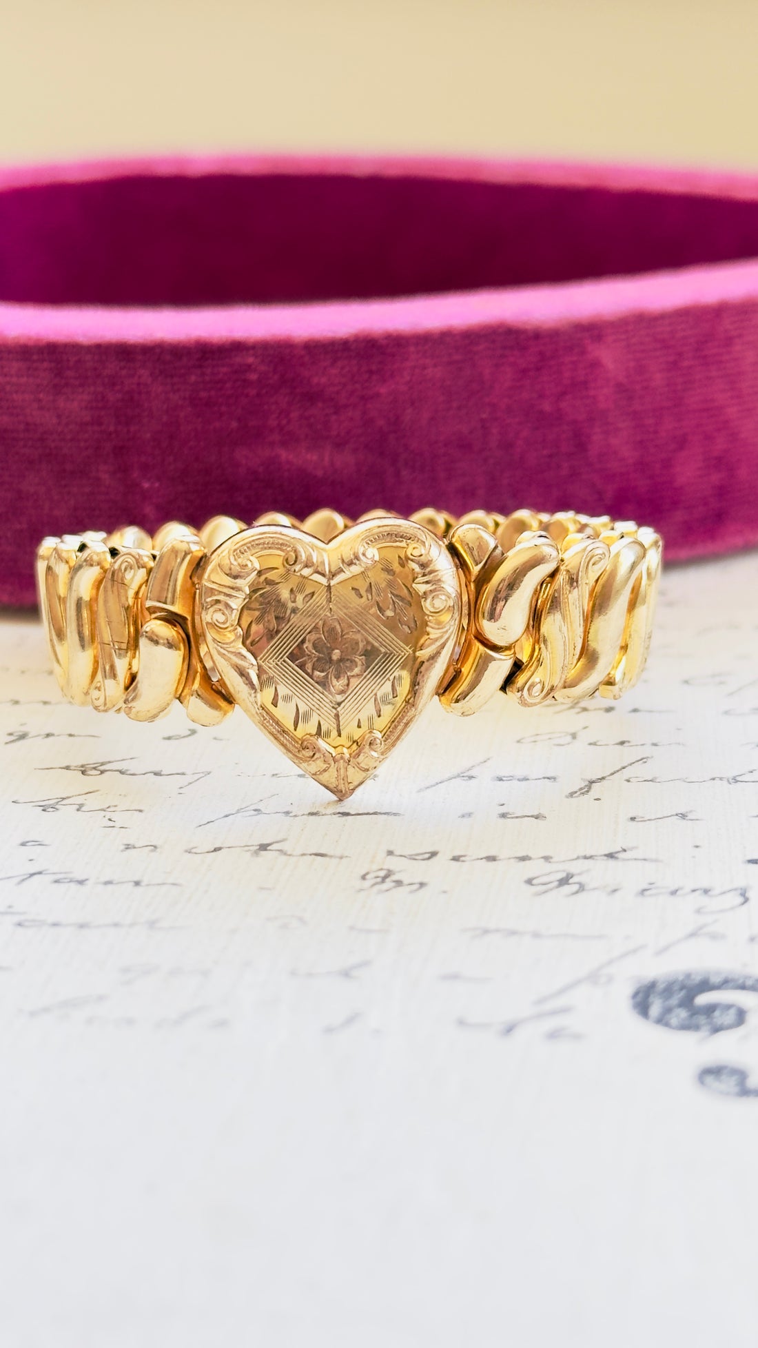 Vintage gold filled sweetheart bracelet by Speidel showing heart detail and expansion links