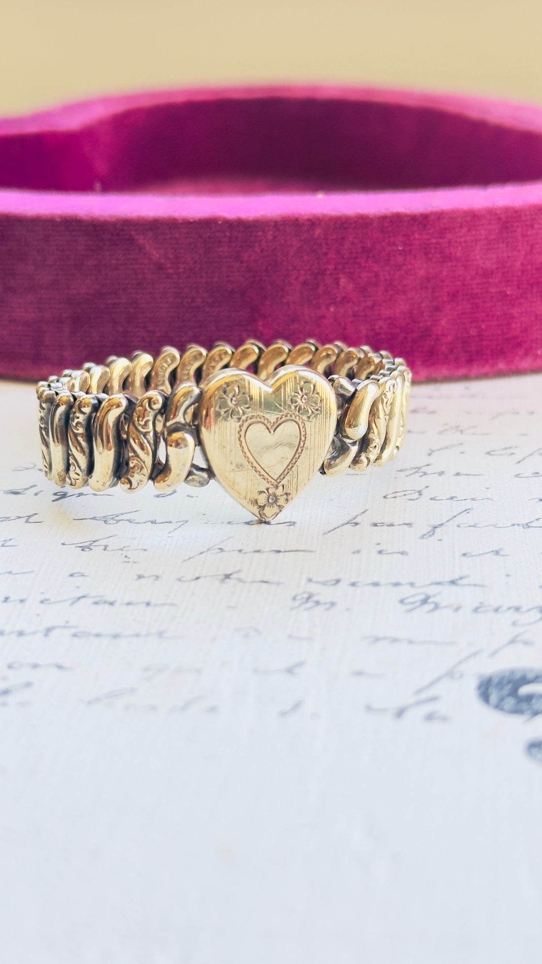 Vintage gold sweetheart expansion bracelet with heart motif