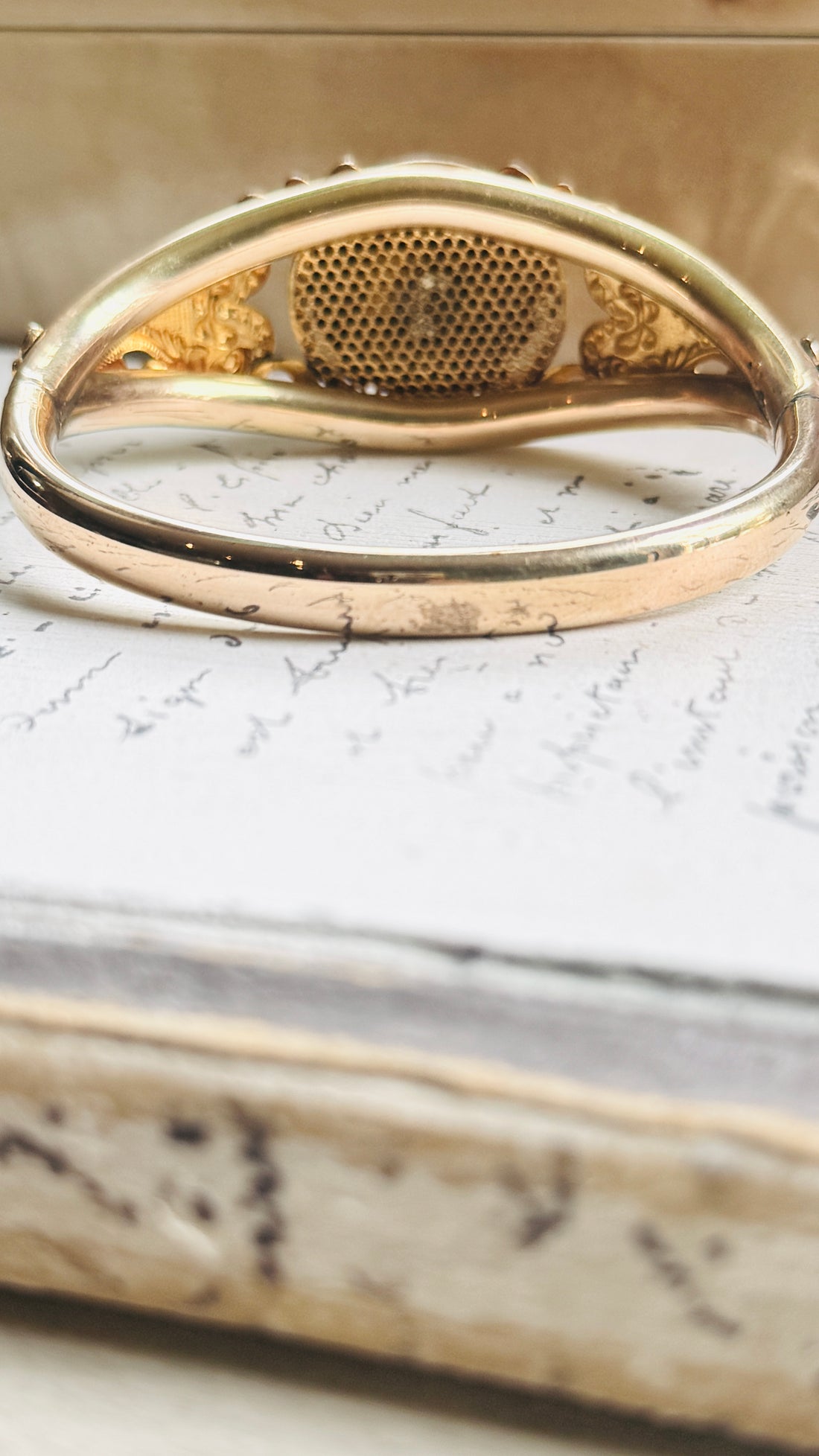 Back view of Edwardian gold filled hinged bangle bracelet showing the 6.78mm band and reverse of the lion head