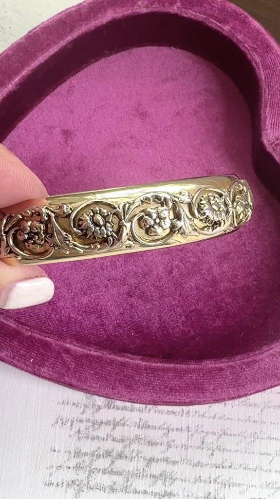 video of gold bangle